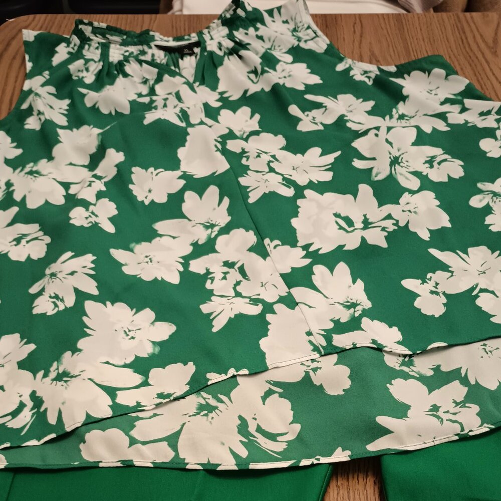 Simply Vera Vera Wang Size XL Green and White Floral Top